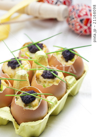 scrambled eggs, chives and black caviar 21168098