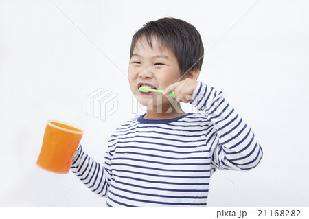 歯磨きする子供 21168282