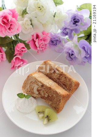 手作りコーヒーマーブルシフォンケーキと花の写真素材