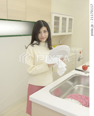 皿を拭く女性　キッチン　ライフスタイル　女性　家事　台所　20代　家族　夫婦　 21170117