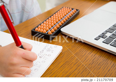 女の子 少女 小学生 宿題 勉強 学習 手元 パーツ ソロバン 女の子 少女 小学生 宿題 勉強 学習 手元 パーツ ソロバン 21170709