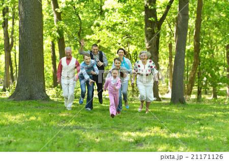 smiling family run smiling family run 21171126