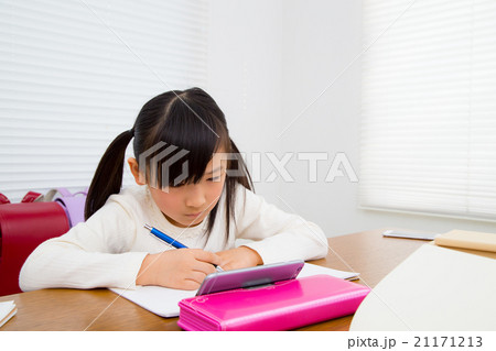 女の子 スマホで勉強 動画配信 少女 小学生 宿題 勉強 学習 手元 パーツの写真素材