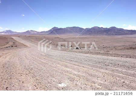 南米チリ北部、アタカマ高原から高地砂漠地帯をアンデスに続く天空の道 21171656