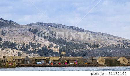 View of the Uros Islands on Lake Titicaca, Peru 21172142