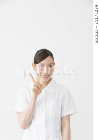 ピースする看護師さん 21175284