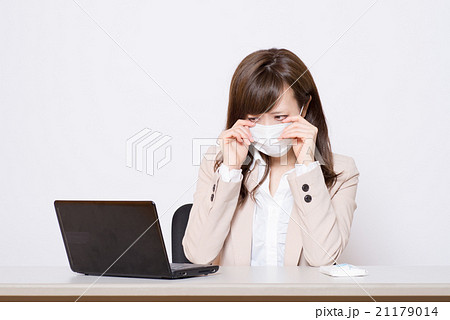 オフィスでマスクをしている女性 21179014