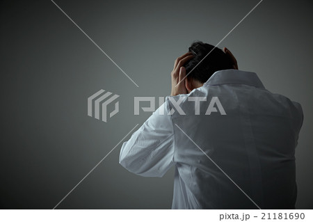 落込む医者 21181690