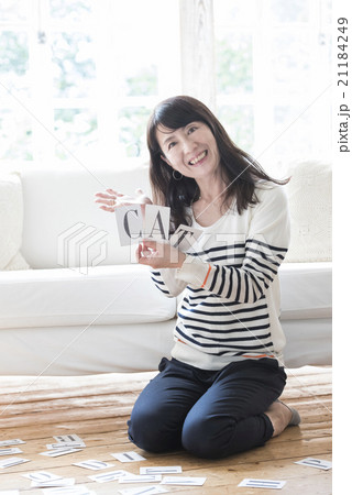 アルファベットカードを持つ女性 アルファベットカードを持つ女性 21184249