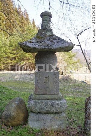 信州　安曇野の文化財　光久寺薬師堂の石造宝篋印塔　室町時代の石塔 21185681