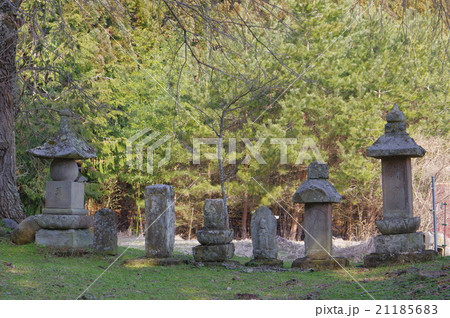 信州　安曇野の文化財　光久寺薬師堂の石造宝篋印塔　室町時代の石塔たち　全景横 21185683