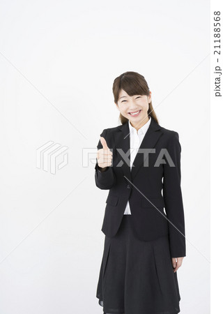 ビジネススーツを着た魅力的な笑顔が素敵な女性「正面」上手に成功しましたチャンスです。お元気で!縦画面 ビジネススーツを着た魅力的な笑顔が素敵な女性「正面」上手に成功しましたチャンスです。お元気で!縦画面 21188568