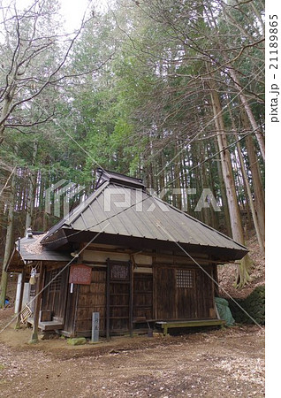 信州　諏訪の神社　熊野神社の東講社（東山田行屋）　江戸時代に修験道が盛んだった地域の産土神の神社 21189865