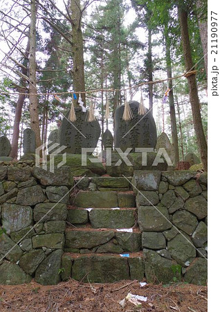信州　諏訪の神社　熊野神社境内の石造物群　江戸時代に修験道が盛んだった地域の産土神の神社 21190977