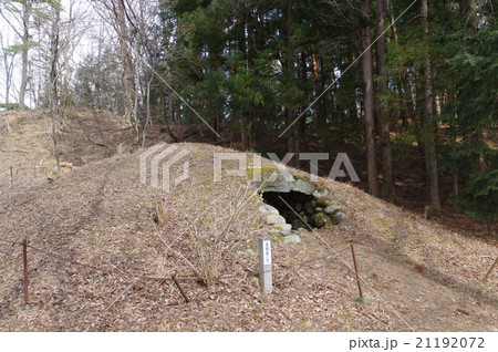 信州　安曇野　池田町の古墳　鬼の釜古墳　全景俯瞰横　石積みの大きな横穴式の石室 21192072