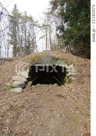 信州　安曇野　池田町の古墳　鬼の釜古墳　石室入口縦　石積みの大きな横穴式の石室 21192073