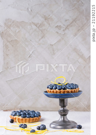 Tartlets with blueberries 21192215