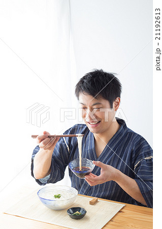 そうめんを食べる男性 そうめんを食べる男性 21192613