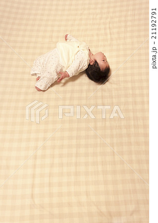 弓なりの赤ちゃんの写真素材