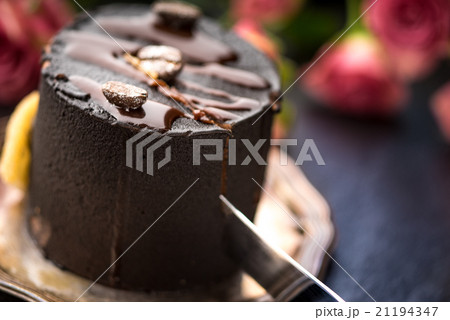 Coffee mousse and a bouquet of roses on table Coffee mousse and a bouquet of roses on table 21194347