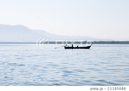 Silhouette a fishing boat Silhouette a fishing boat 21195088