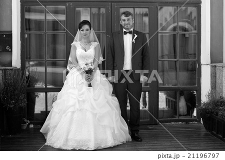 Wedding newlyweds kiss on a sunny day Wedding newlyweds kiss on a sunny day 21196797