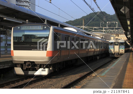 高尾駅に停車中の中央快速線E233系電車と中央本線115系 21197841