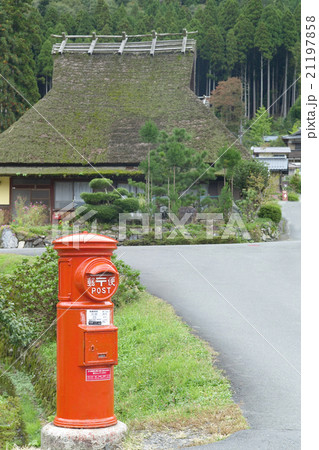 赤い郵便ポストと古民家、美山の北集落、南丹市、京都府 赤い郵便ポストと古民家、美山の北集落、南丹市、京都府 21197858