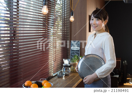 カフェで働く女性 カフェで働く女性 21198491