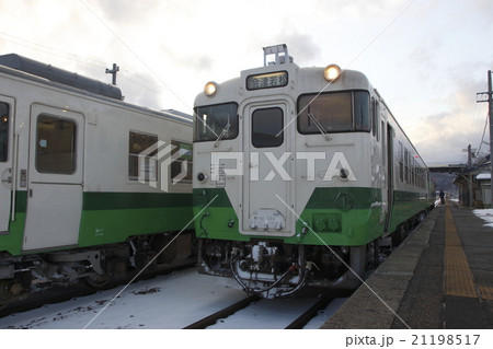 冬の会津坂下駅に到着する、只見線キハ40 21198517