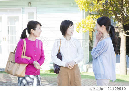 3人の50代女性 21199010