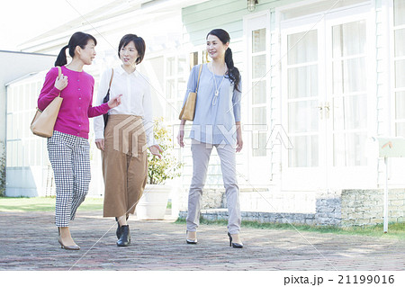 3人の50代女性 21199016