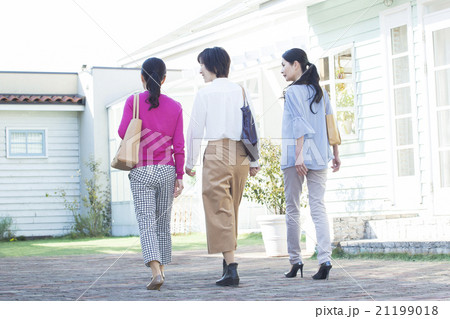 3人の50代女性 21199018