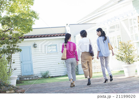 3人の50代女性 21199020