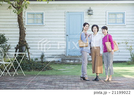 3人の50代女性 21199022