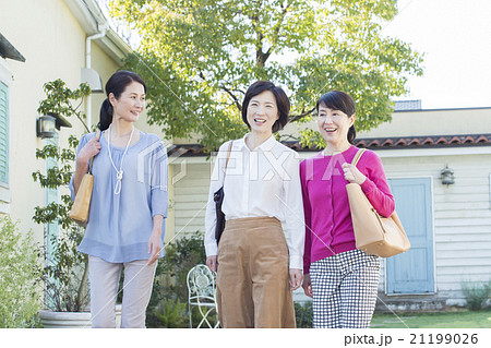 3人の50代女性 21199026
