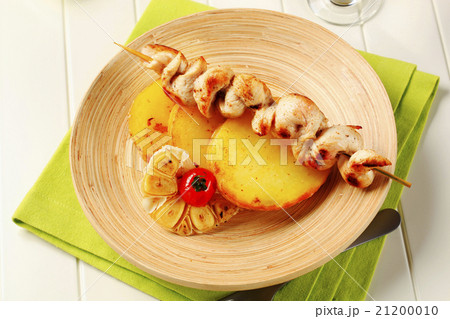 Chicken souvlaki and roasted potatoes Chicken souvlaki and roasted potatoes 21200010