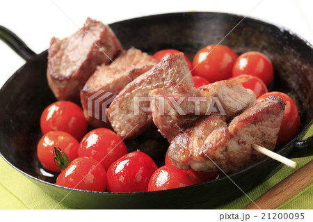 Pork kebab and tomatoes Pork kebab and tomatoes 21200095