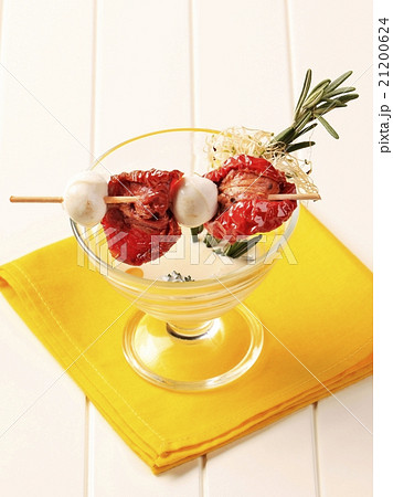 Sun dried tomato and mozzarella cheese 21200624