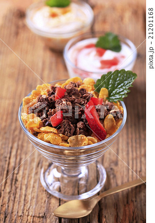 Breakfast cereals and yogurt 21201168