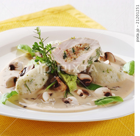 Stuffed chicken breast with potato dumplings and mushroom sauc 21201251