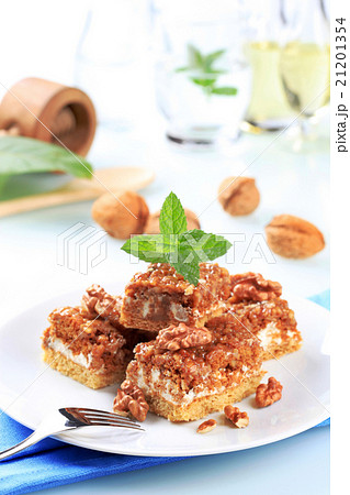 Walnut toffee cake 21201354