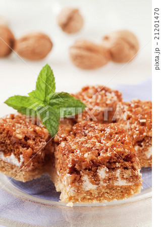 Walnut toffee cake 21201470