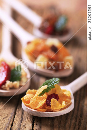Breakfast cereals and dried fruit 21201595