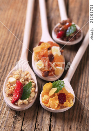 Breakfast cereals and dried fruit 21201731