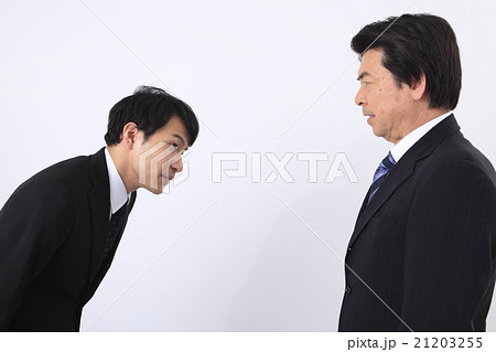 謝罪するビジネスマン 21203255