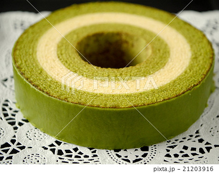 抹茶のバームクーヘン　　黒背景（横位置） 21203916