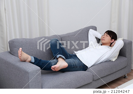 男性 日常 ライフスタイル (30代 社会人 リビング リモコン リラックス ぐーたら ごろごろ) 21204247