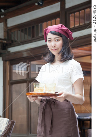 和風飲食店の女性店員 21204935