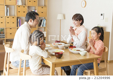 4人家族の食卓イメージ の写真素材